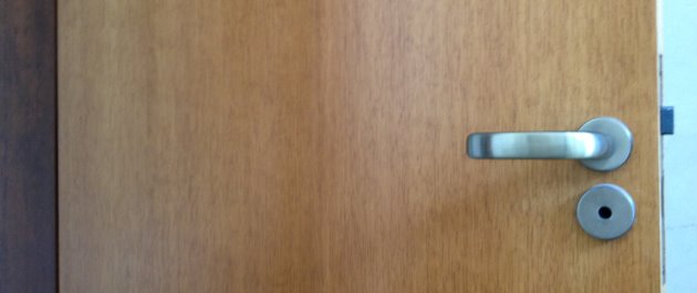 porta de madeira com fechadura